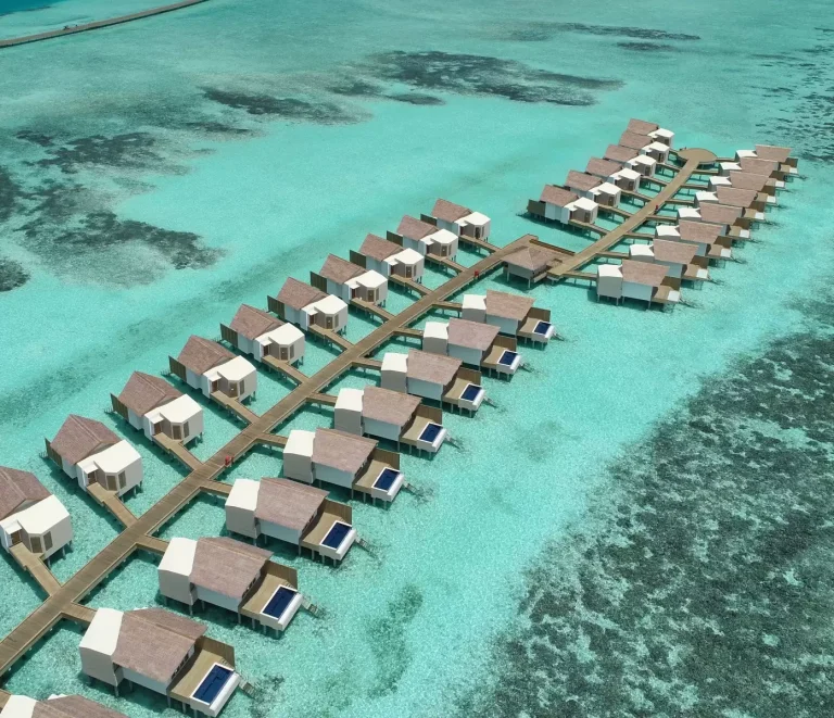 Maldivler’de balayı, bungalow villaları ve lüks tatil seçenekleri sunan Hard Rock Hotel Maldives, romantik kaçamaklar ve unutulmaz deneyimler için ideal.