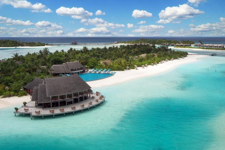 Anantara Dhigu Maldives Resort, beyaz kumlu plajları, nefes kesen manzaraları ve çeşitli lüks konaklama seçenekleriyle ideal bir Maldivler tatili sunar.