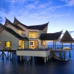 Anantara Dhigu Maldives Resort, beyaz kumlu plajları, nefes kesen manzaraları ve çeşitli lüks konaklama seçenekleriyle ideal bir Maldivler tatili sunar.