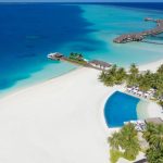 Anantara Dhigu Maldives Resort, beyaz kumlu plajları, nefes kesen manzaraları ve çeşitli lüks konaklama seçenekleriyle ideal bir Maldivler tatili sunar.