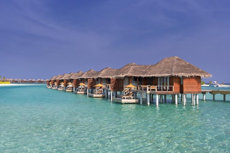 Anantara Veli Maldives Resort, yetişkinlere özel ortamı, su sporları ve romantik akşamlarıyla çiftler için huzurlu bir tropik kaçış sunuyor. Maldivler tatili, turu ve balayı