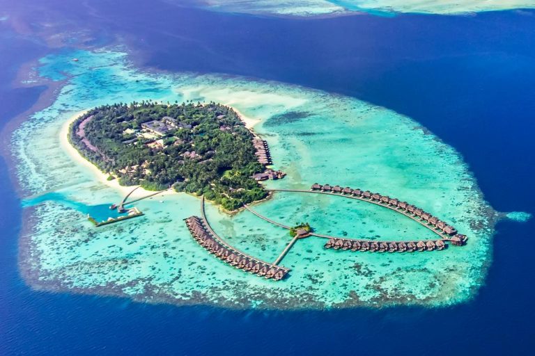 Ayada Maldives, Güney Maldivler’in Gaafu Dhaalu Atolü’nde özel havuzlu lüks villaları, gurme restoranları ve spa hizmetleriyle unutulmaz bir tatil sunuyor.