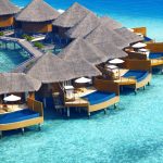 Baros Maldives, tropikal doğada yer alan lüks villalar, özel havuzlar ve gurme restoranlarıyla romantik bir ada kaçamağı sunuyor.