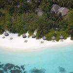 Baros Maldives, tropikal doğada yer alan lüks villalar, özel havuzlar ve gurme restoranlarıyla romantik bir ada kaçamağı sunuyor.