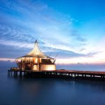 Baros Maldives, tropikal doğada yer alan lüks villalar, özel havuzlar ve gurme restoranlarıyla romantik bir ada kaçamağı sunuyor.