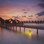 Baros Maldives, tropikal doğada yer alan lüks villalar, özel havuzlar ve gurme restoranlarıyla romantik bir ada kaçamağı sunuyor.