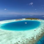 Baros Maldives, tropikal doğada yer alan lüks villalar, özel havuzlar ve gurme restoranlarıyla romantik bir ada kaçamağı sunuyor.