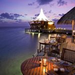 Baros Maldives, tropikal doğada yer alan lüks villalar, özel havuzlar ve gurme restoranlarıyla romantik bir ada kaçamağı sunuyor.