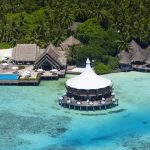 Baros Maldives, tropikal doğada yer alan lüks villalar, özel havuzlar ve gurme restoranlarıyla romantik bir ada kaçamağı sunuyor.