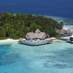 Baros Maldives, tropikal doğada yer alan lüks villalar, özel havuzlar ve gurme restoranlarıyla romantik bir ada kaçamağı sunuyor.