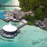 Baros Maldives, tropikal doğada yer alan lüks villalar, özel havuzlar ve gurme restoranlarıyla romantik bir ada kaçamağı sunuyor.