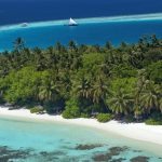 Baros Maldives, tropikal doğada yer alan lüks villalar, özel havuzlar ve gurme restoranlarıyla romantik bir ada kaçamağı sunuyor.