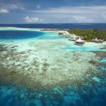 Baros Maldives, tropikal doğada yer alan lüks villalar, özel havuzlar ve gurme restoranlarıyla romantik bir ada kaçamağı sunuyor.