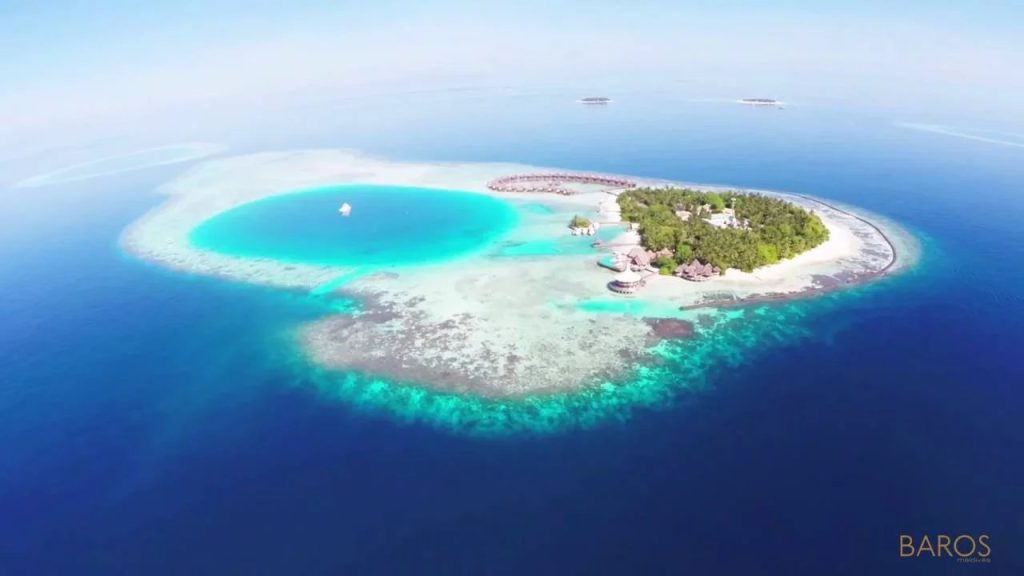 Baros Maldives, tropikal doğada yer alan lüks villalar, özel havuzlar ve gurme restoranlarıyla romantik bir ada kaçamağı sunuyor.