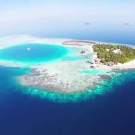 Baros Maldives, tropikal doğada yer alan lüks villalar, özel havuzlar ve gurme restoranlarıyla romantik bir ada kaçamağı sunuyor.