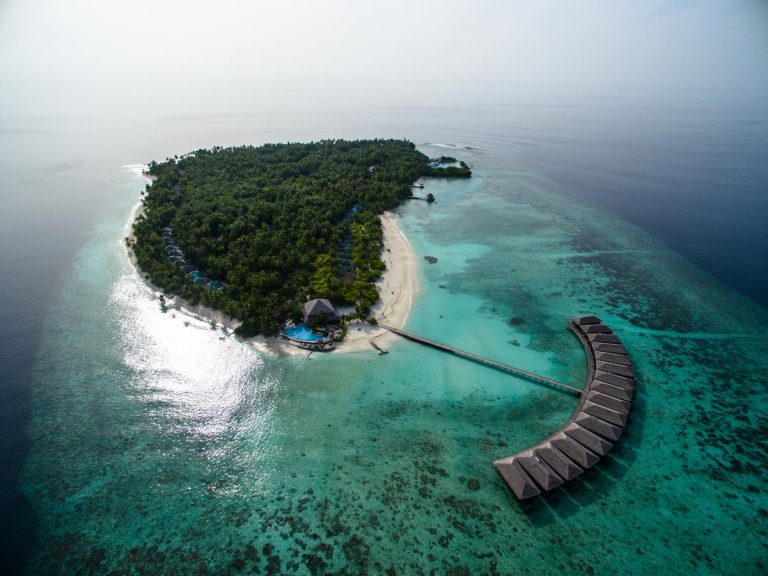 Filitheyo Island Resort, Faafu Atolü'nde turkuaz lagün, beyaz kumlar ve zengin deniz yaşamı sunar. Sınırsız etkinlik ve spa keyfi ile huzur dolu bir cennet.