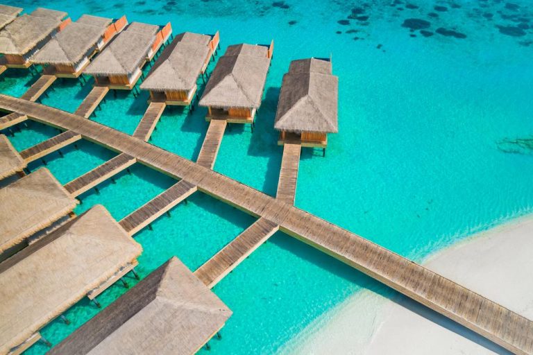 Kudafushi Island Resort & Spa, açık yüzme havuzu, restoranlar, çocuk kulübü, spa, su sporları ve PADI dalış merkezi ile dolu bir tropik tatil sunuyor.