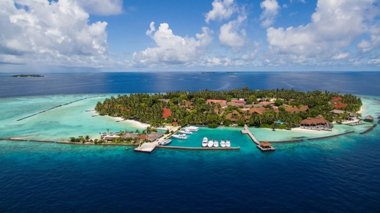 Kurumba Maldives, havaalanından sürat teknesiyle 10 dakikada ulaşılan, romantik akşam yemekleri, etkileyici manzaralar ve çeşit çeşit lezzetlerle dolu bir tatil sunar. Maldivler tatili, turu ve balayı