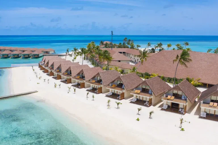 Maldivler tatili valiz hazırlığı Cinnamon Velifushi Maldives, Vaavu Atolü'nde lüks villalar, her şey dahil hizmet, su sporları ve spa ile unutulmaz bir Maldivler tatili sunuyor.