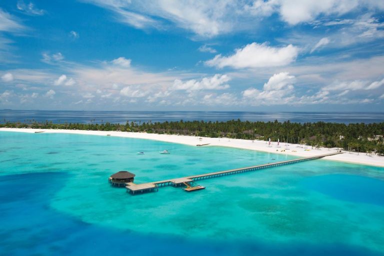 Atmosphere Kanifushi, Maldivler tatili için mükemmel bir seçenek. El değmemiş plajlar, lüks villalar ve her şey dahil tatil deneyimiyle unutulmaz bir tatil sunuyor.