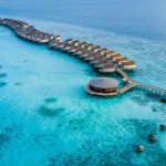 Centara Ras Fushi Resort & Spa Maldives, lüks plaj villaları, yetişkinlere özel su üstü konaklama ve mükemmel restoranlar sunarak unutulmaz bir Maldivler tatili deneyimi yaşatır.