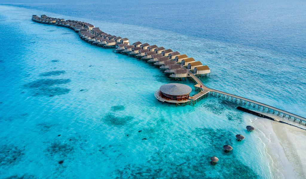 Centara Ras Fushi Resort & Spa Maldives, lüks plaj villaları, yetişkinlere özel su üstü konaklama ve mükemmel restoranlar sunarak unutulmaz bir Maldivler tatili deneyimi yaşatır.