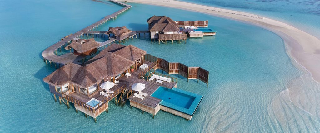 Maldivler tatili için lüks bir seçenek olan Conrad Maldives Rangali Island, camdan yapılmış su altı restoranı ve özel villaları unutulmaz bir deneyim sunuyor.