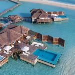 Maldivler tatili için lüks bir seçenek olan Conrad Maldives Rangali Island, camdan yapılmış su altı restoranı ve özel villaları unutulmaz bir deneyim sunuyor.