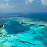 Maldivler tatili için lüks bir seçenek olan Conrad Maldives Rangali Island, camdan yapılmış su altı restoranı ve özel villaları unutulmaz bir deneyim sunuyor.