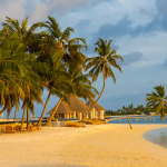 Maldivler tatili için lüks bir seçenek olan Conrad Maldives Rangali Island, camdan yapılmış su altı restoranı ve özel villaları unutulmaz bir deneyim sunuyor.