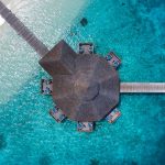 Maldivler tatili için lüks bir seçenek olan Conrad Maldives Rangali Island, camdan yapılmış su altı restoranı ve özel villaları unutulmaz bir deneyim sunuyor.