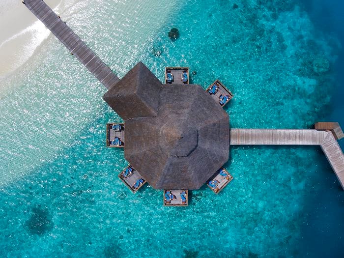 Maldivler tatili için lüks bir seçenek olan Conrad Maldives Rangali Island, camdan yapılmış su altı restoranı ve özel villaları unutulmaz bir deneyim sunuyor.