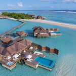 Maldivler tatili için lüks bir seçenek olan Conrad Maldives Rangali Island, camdan yapılmış su altı restoranı ve özel villaları unutulmaz bir deneyim sunuyor.