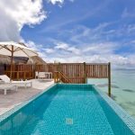 Maldivler tatili için lüks bir seçenek olan Conrad Maldives Rangali Island, camdan yapılmış su altı restoranı ve özel villaları unutulmaz bir deneyim sunuyor.