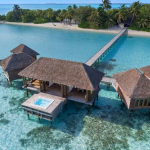 Maldivler tatili için lüks bir seçenek olan Conrad Maldives Rangali Island, camdan yapılmış su altı restoranı ve özel villaları unutulmaz bir deneyim sunuyor.