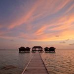 Maldivler tatili için lüks bir seçenek olan Conrad Maldives Rangali Island, camdan yapılmış su altı restoranı ve özel villaları unutulmaz bir deneyim sunuyor.