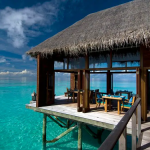 Maldivler tatili için lüks bir seçenek olan Conrad Maldives Rangali Island, camdan yapılmış su altı restoranı ve özel villaları unutulmaz bir deneyim sunuyor.