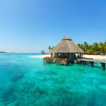 Maldivler tatili için lüks bir seçenek olan Conrad Maldives Rangali Island, camdan yapılmış su altı restoranı ve özel villaları unutulmaz bir deneyim sunuyor.