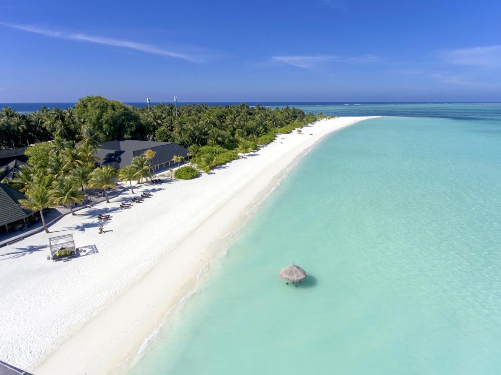 Holiday Island Resort & SPA, bakir sahiller, berrak sular ve kişiye özel hizmetlerle rüya gibi bir Maldivler tatili sunuyor. Su altı keşifleri ve huzur dolu anlar sizi bekliyor.