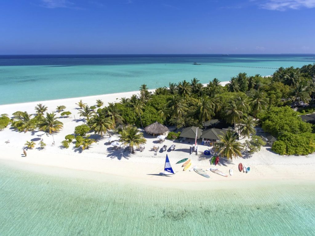 Holiday Island Resort & SPA, bakir sahiller, berrak sular ve kişiye özel hizmetlerle rüya gibi bir Maldivler tatili sunuyor. Su altı keşifleri ve huzur dolu anlar sizi bekliyor.