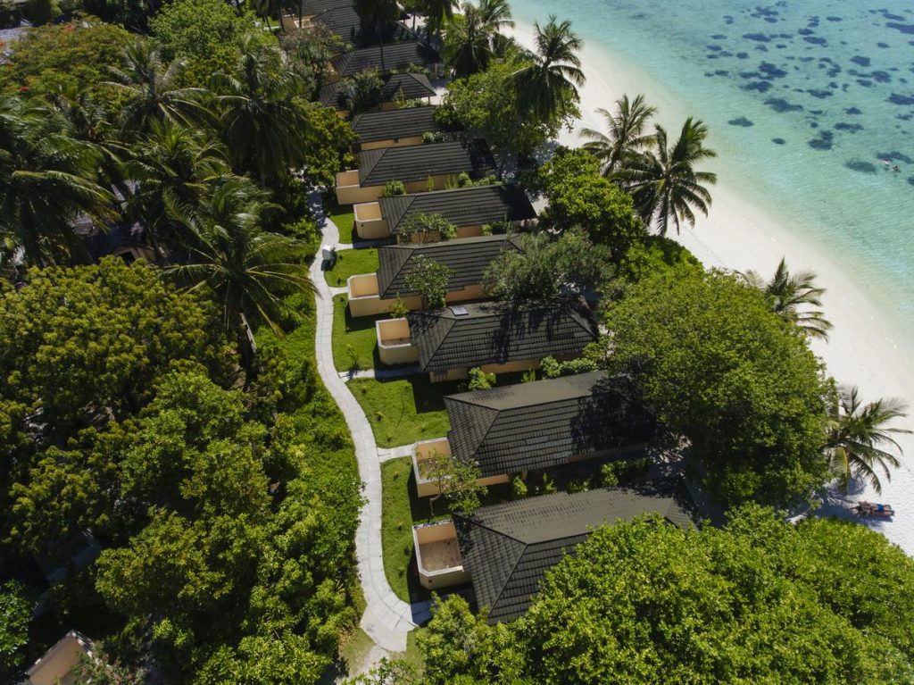 Holiday Island Resort & SPA, bakir sahiller, berrak sular ve kişiye özel hizmetlerle rüya gibi bir Maldivler tatili sunuyor. Su altı keşifleri ve huzur dolu anlar sizi bekliyor.