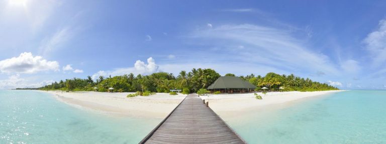 Holiday Island Resort & SPA, bakir sahiller, berrak sular ve kişiye özel hizmetlerle rüya gibi bir Maldivler tatili sunuyor. Su altı keşifleri ve huzur dolu anlar sizi bekliyor.