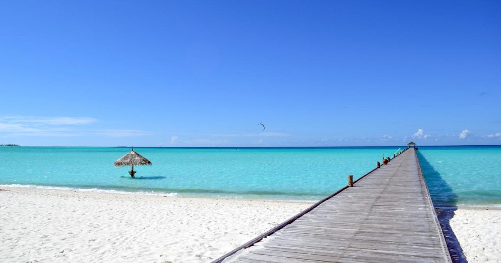 Holiday Island Resort & SPA, bakir sahiller, berrak sular ve kişiye özel hizmetlerle rüya gibi bir Maldivler tatili sunuyor. Su altı keşifleri ve huzur dolu anlar sizi bekliyor.