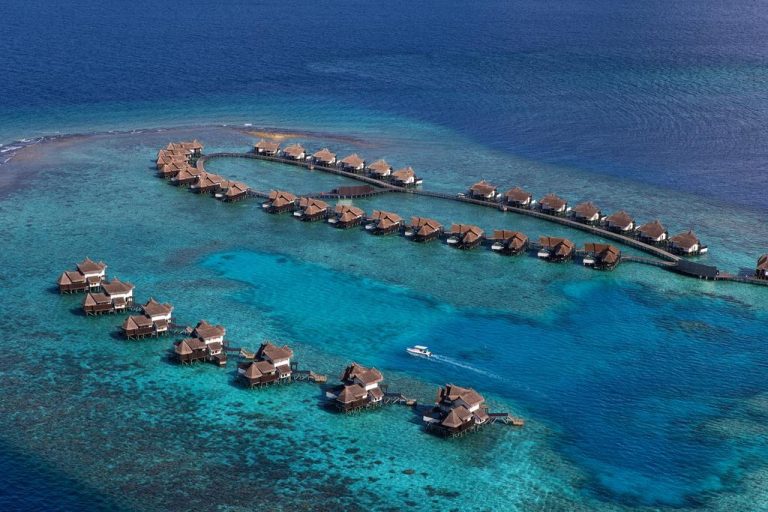 Ozen Reserve Bolifushi, Maldivler tatilinde lüksü yeniden tanımlıyor. Özel havuzlu villalar, su altı barı ve Royal Residence gibi eşsiz deneyimlerle hayalinizdeki kaçışı yaşayın.