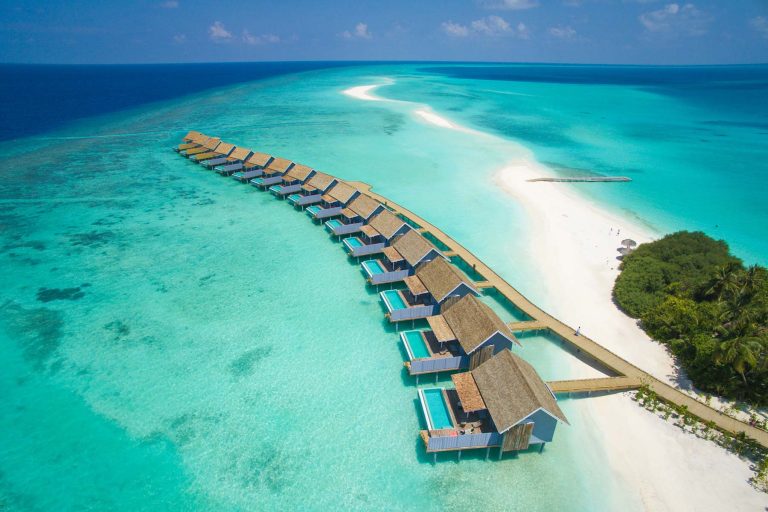 Kuramathi Island Resort, Rasdhoo Atolü'nde el değmemiş beyaz kumsalları, şık villa seçenekleri ve zengin restoranlarıyla konuklarına lüks ve huzurlu bir deneyim sunar.