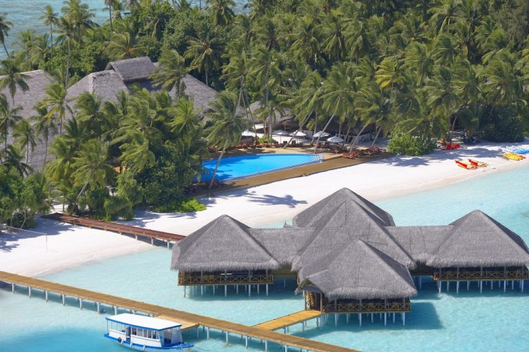 Medhufushi Island Resort, tropik bitkiler ve turkuaz lagünle çevrili huzur dolu bir kaçış sunar. El değmemiş mercanlar, geniş villalar ve su aktiviteleriyle unutulmaz bir deneyim yaşayın!