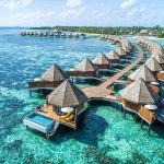 Mercure Maldives Kooddoo Resort, nefes kesen gün batımı manzaralı villaları, Pan-Asya mutfağı, spa ve su sporları seçenekleriyle tropik bir kaçış sunuyor.