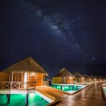 Mercure Maldives Kooddoo Resort, nefes kesen gün batımı manzaralı villaları, Pan-Asya mutfağı, spa ve su sporları seçenekleriyle tropik bir kaçış sunuyor.