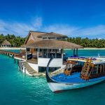 Mercure Maldives Kooddoo Resort, nefes kesen gün batımı manzaralı villaları, Pan-Asya mutfağı, spa ve su sporları seçenekleriyle tropik bir kaçış sunuyor.