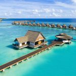 Mercure Maldives Kooddoo Resort, nefes kesen gün batımı manzaralı villaları, Pan-Asya mutfağı, spa ve su sporları seçenekleriyle tropik bir kaçış sunuyor.